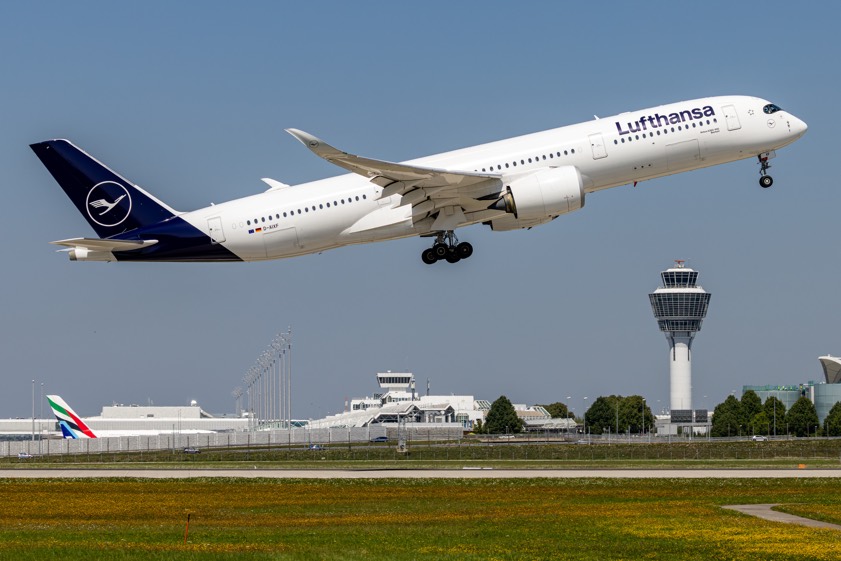 Ein Airbus A350-900 der Lufthansa beim Start auf der Südbahn. Foto: Michael Fritz, FMG