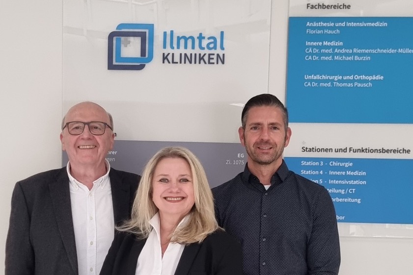 Der Kelheimer Landrat Martin Neumeyer (links), Standort-Leiterin Karin Nadler und Ilmtalklinik-Geschäftsführer Christian. Foto: Ilmtalklinik-GmbH
