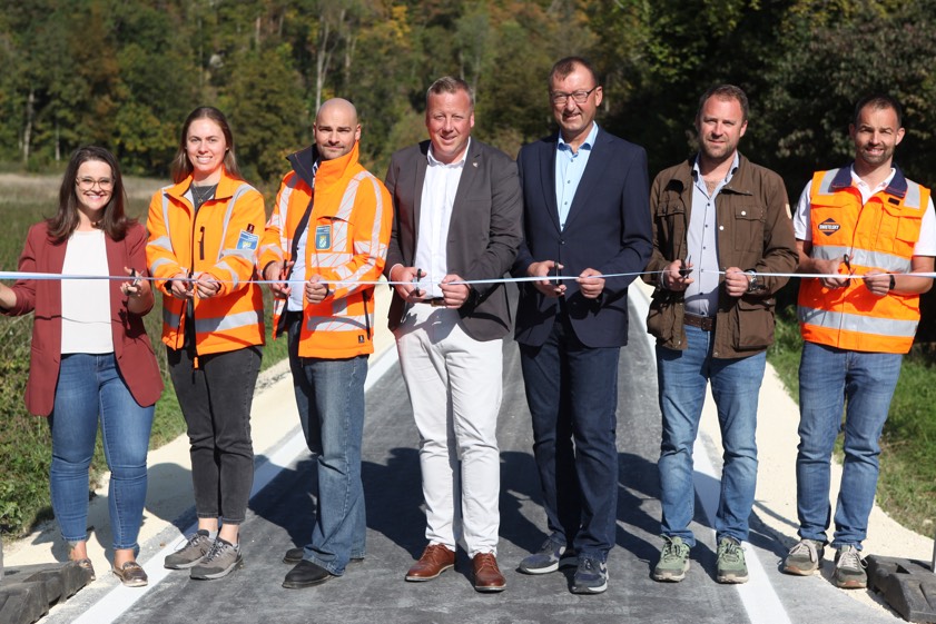 Bei der symbolischen Verkehrs-Freigabe (von links): Tanja Pfeiffer (Leiterin der Tourist-Info in Riedenburg), Projekt-Leiterin Bettina Kehl und Abteilungs-Leiter Michael Weingartner vom staatlichen Bauamt in Landshut, Riedenburgs Bürgermeister Maximilian Sedlmeier, Altmannsteins stellvertretender Bürgermeister Wolfgang Eberl, Ingenieur Christoph Wutz sowie Andreas Schedl von der Baufirma Swietelsky.